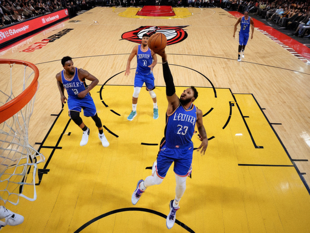 NBA常规赛中球员突破上篮的比赛现场照片
